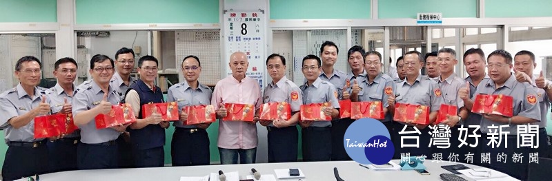 北港警分局長廖志明與行政院政務顧問吳錦銘親送蛋糕到各單位,祝福男性同仁「父親節快樂」。