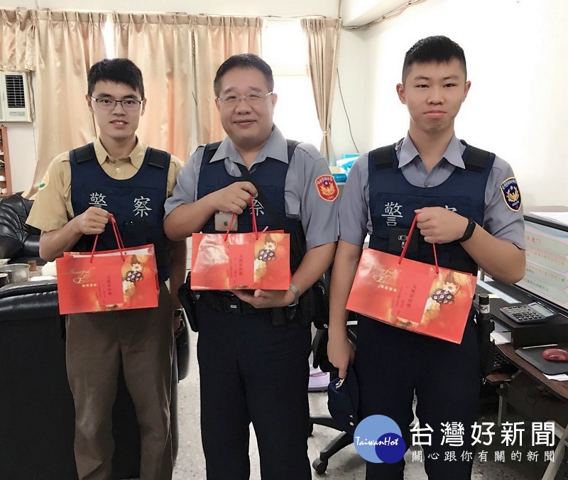 北港警分局長廖志明與行政院政務顧問吳錦銘親送蛋糕到各單位,祝福男性同仁「父親節快樂」。