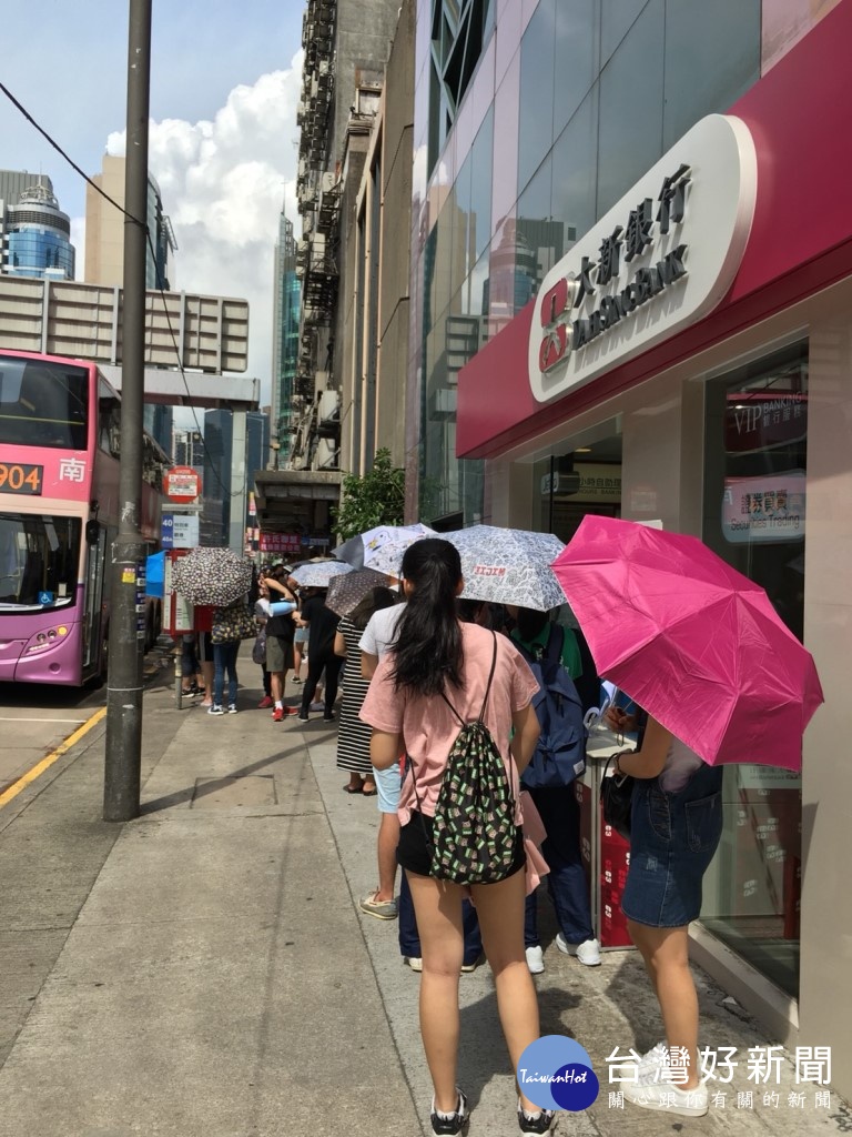 恰迷紅茶進軍香港市場,排隊的人潮絡繹不絕。(圖/恰迷紅茶)