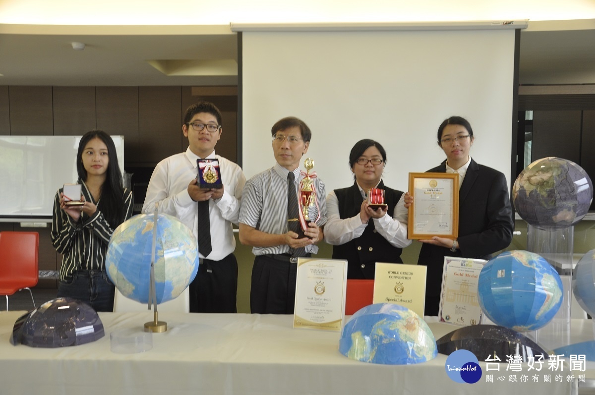 張林志重與學生以地理資訊系統（GIS）方法與投影技術製作精良球面、研發的凹面地圖在國際大賽連續獲得金牌。