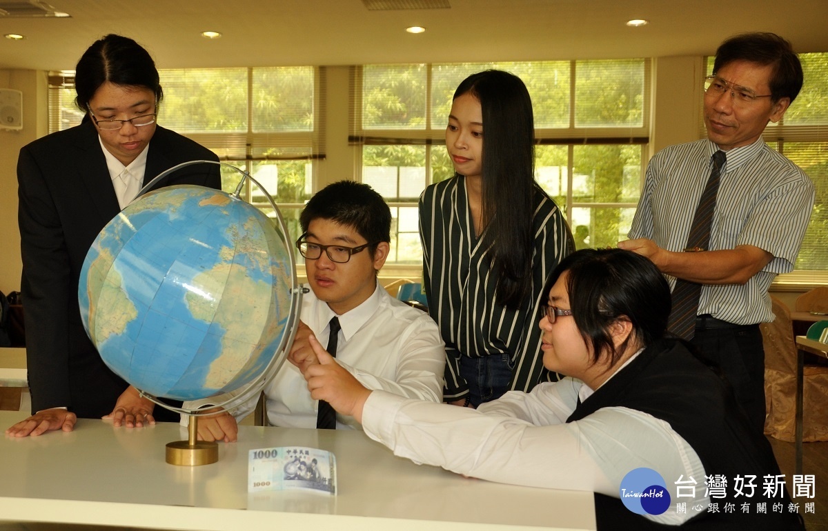 張建國科大觀光系學生模擬當年臺幣千元大鈔四個小孩圖案的有趣動作。