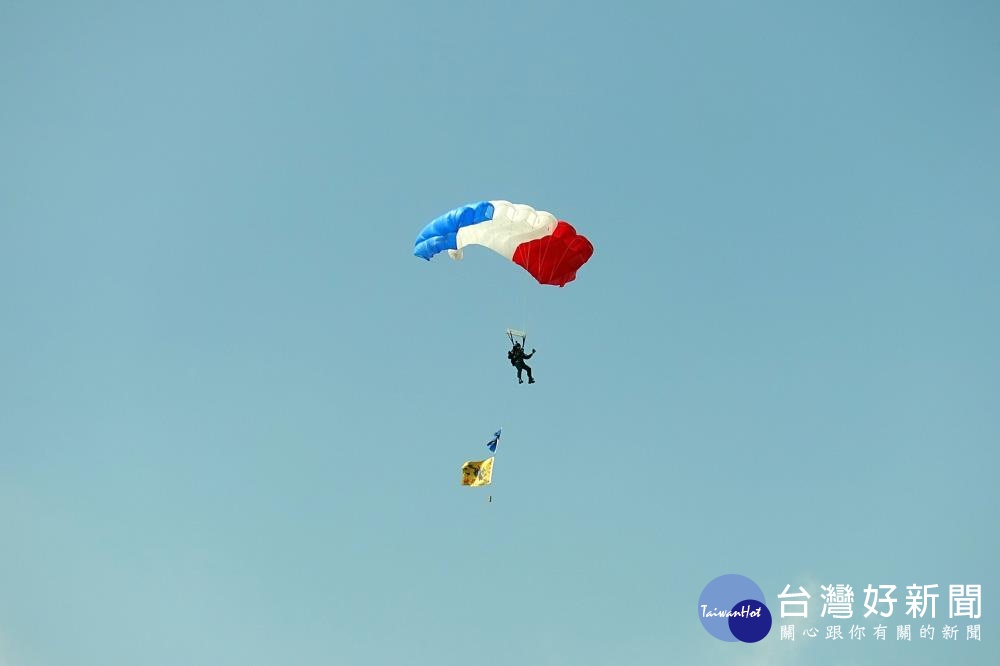 陸軍神龍小組帶來精彩的「高空跳傘」（圖／嘉義市政府提供）