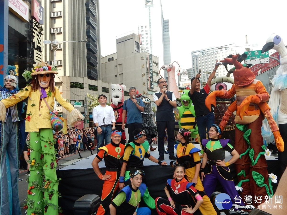 朱立倫市長、板橋府中商圈協會理事長洪啟峰等出席歡樂變裝大遊行。(圖/記者黃村杉攝)