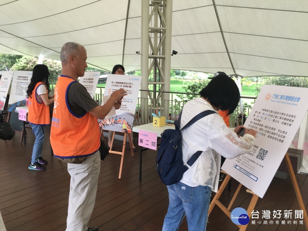 普仁基金會推出闖關活動讓民眾拿獎品。(記者扶小萍攝)