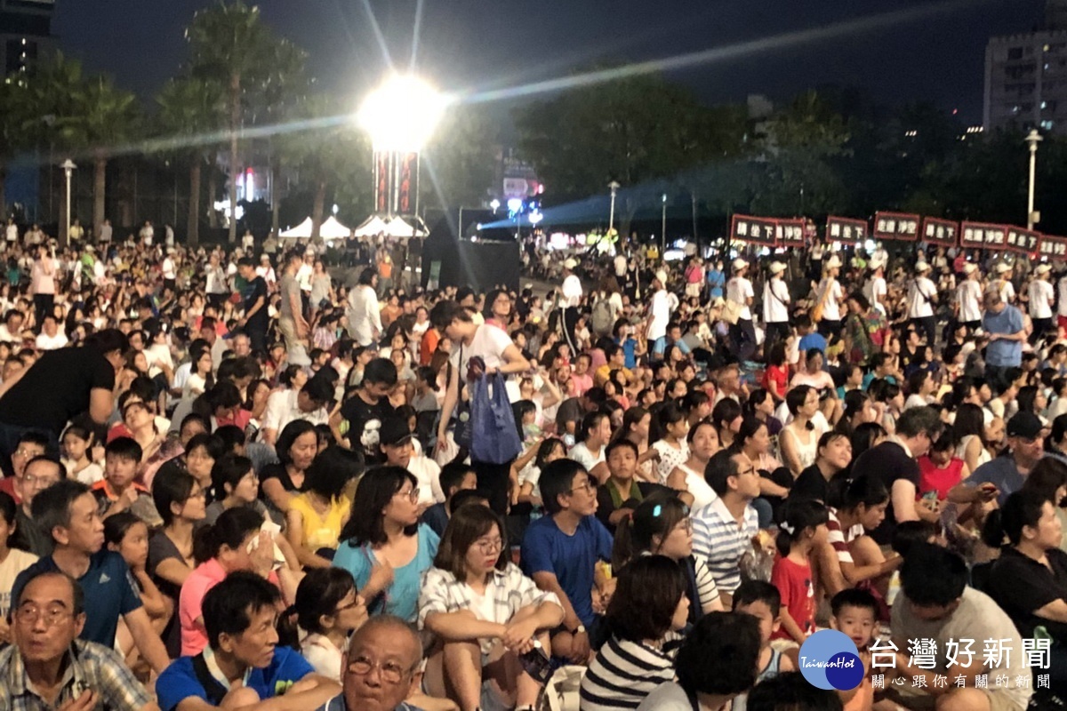 雲門舞集免費戶外公演於桃園藝文廣場隆重登場，吸引萬人同看關於台灣的故事。