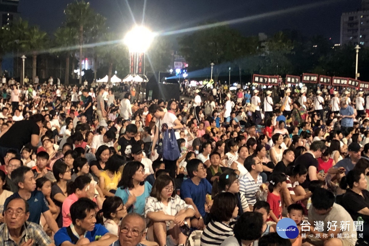 雲門舞集免費戶外公演於桃園藝文廣場隆重登場,吸引萬人同看關於台灣的故事。