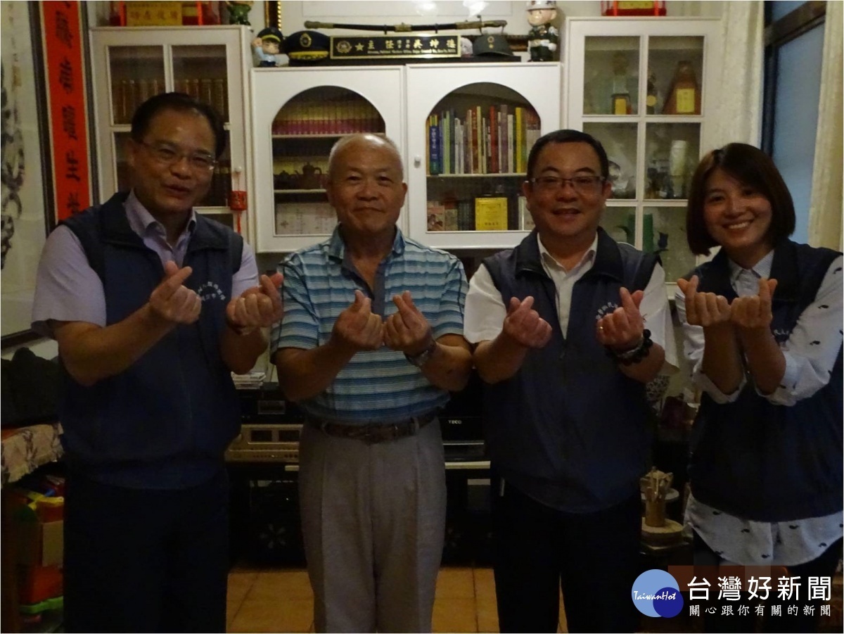 虞思祖處長率同仁拜會基金會吳執行長並致贈感謝狀,感謝該會善行義舉。