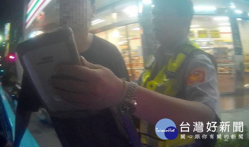 男子至超商買東西,一見到警方巡簽竟心虛閃躲,員警見形跡可疑隨即上前盤查身分,當場查獲通緝犯。