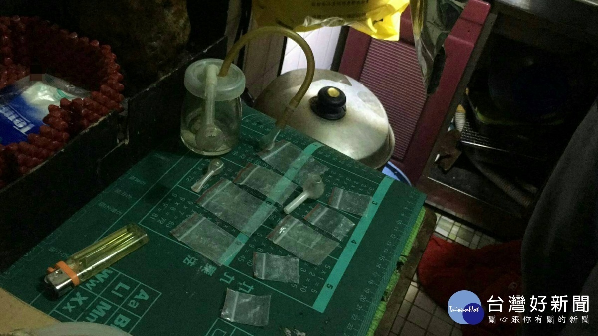 大溪分局逮捕兩名毒犯及起出毒品,依法究辦。