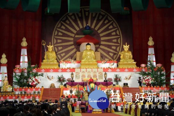 靈鷲山開山住持心道法師在13日「幽冥戒」儀式慈悲開示。(圖由靈鷲山佛教教團提供)