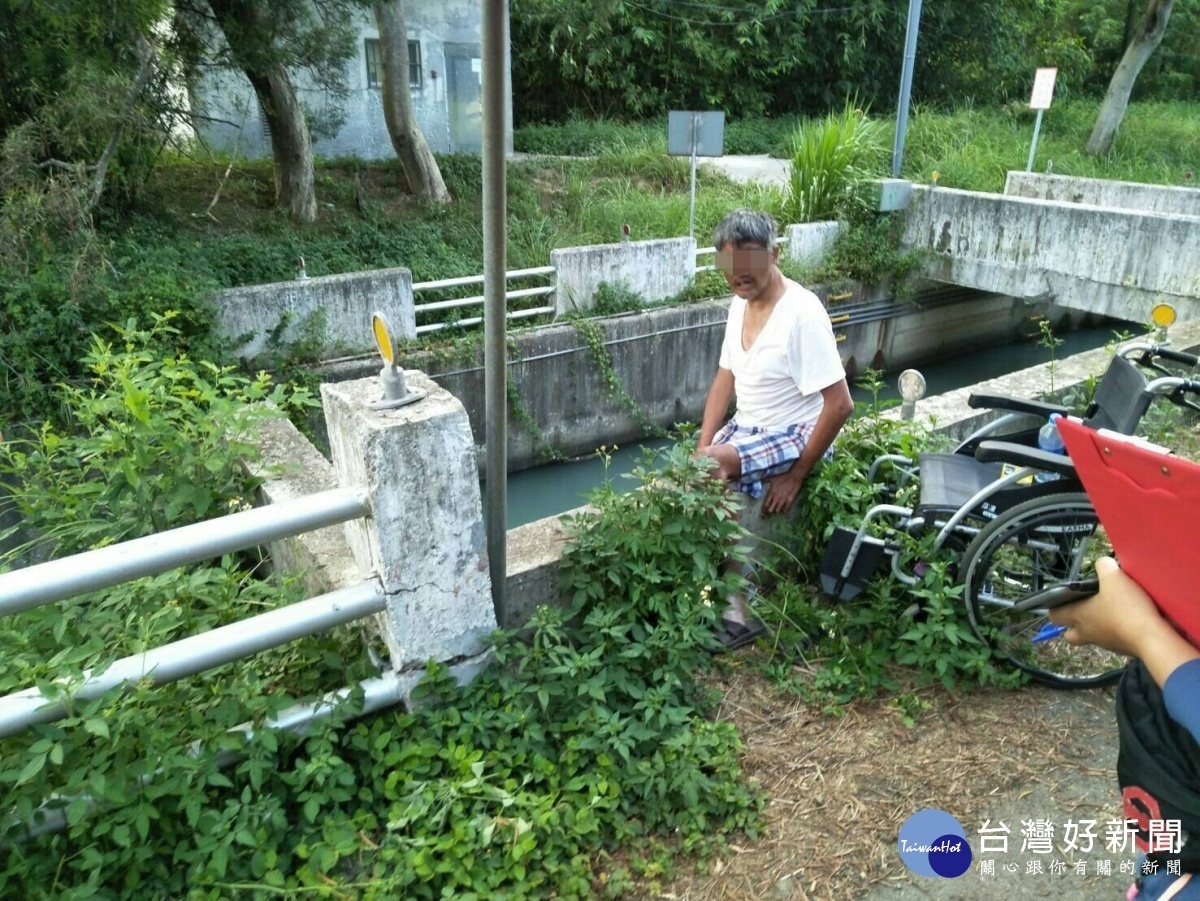 王姓獨居男子，久病且不良於行，乘坐輪椅到住家附近的石門大圳坐在石階上準備跳河自殺。