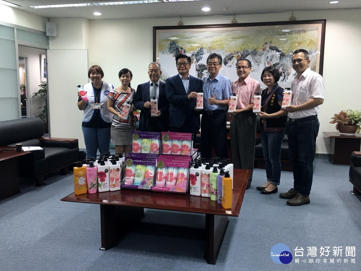 受贈社福單位代表感謝樂金公司的捐贈。(記者扶小萍攝)