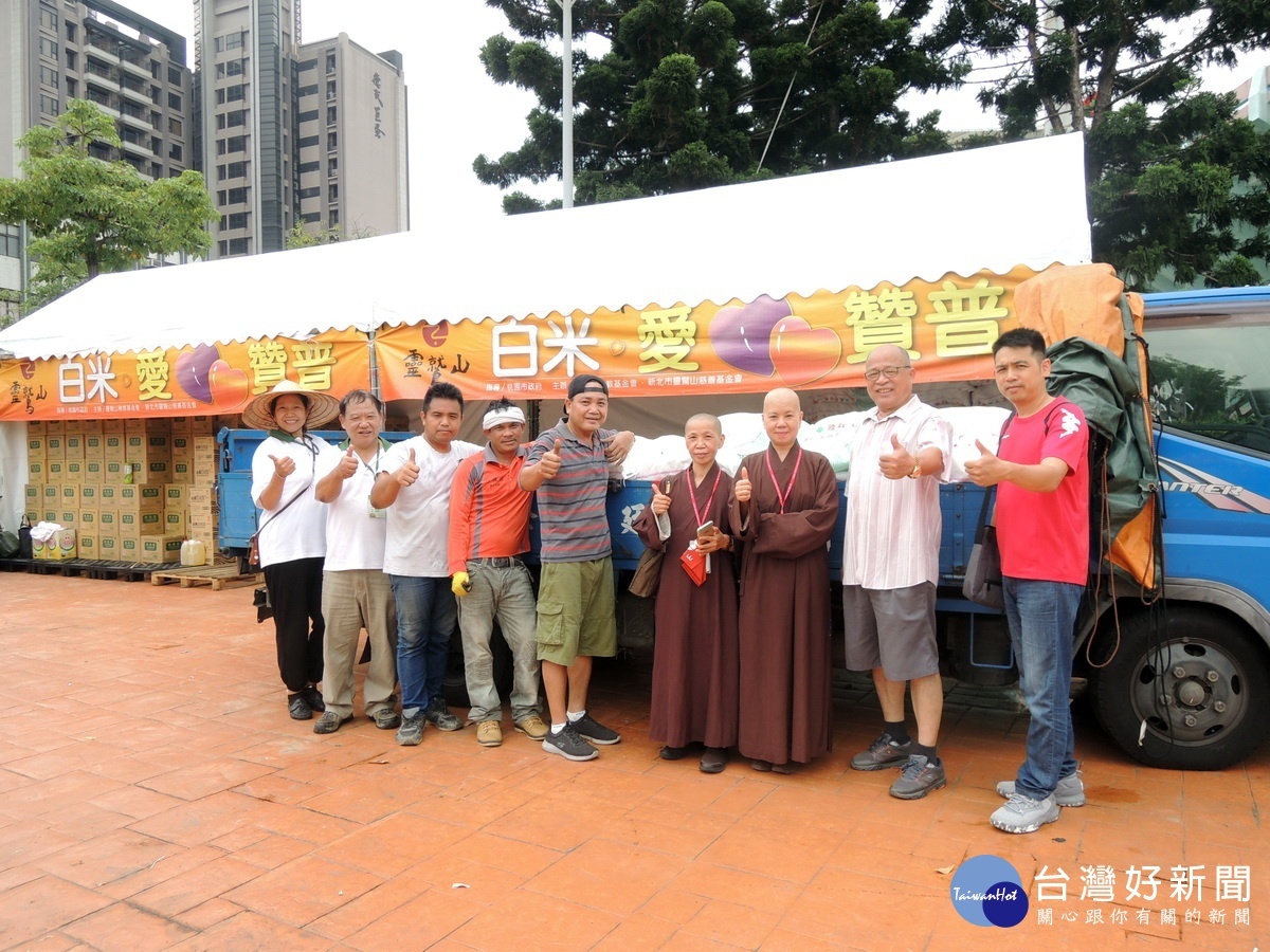 「愛心贊普」受贈單位陸續抵達桃園巨蛋體育館~靈鷲山水陸空大法會場,領發白米及沙拉油。(靈鷲山佛教教團提供)