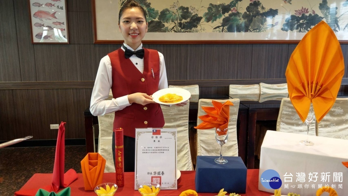 餐飲服務職類，楊梓凌親切的笑容與自信的展現，獲得佳績無庸置疑。
