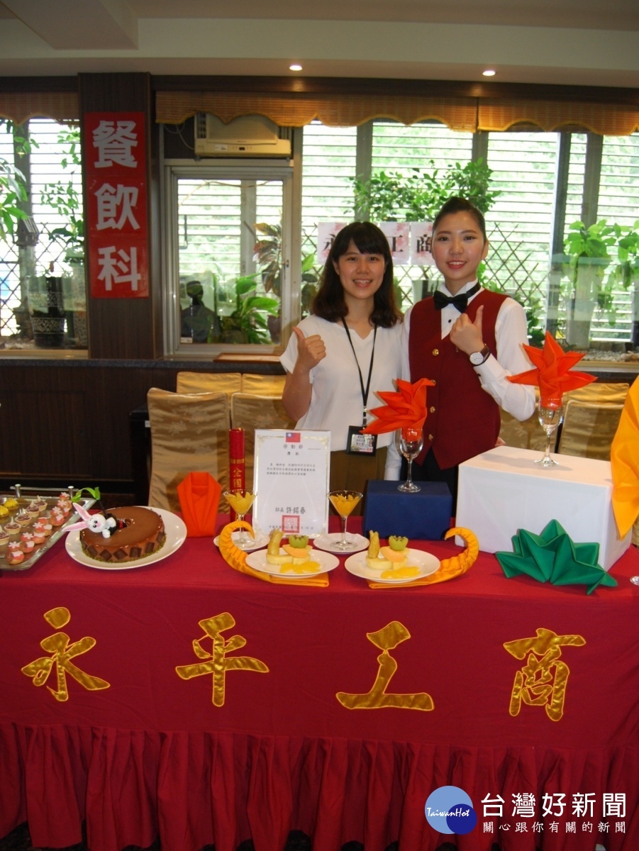 參加餐飲服務職類獲獎的楊梓凌同學（圖右）及餐飲指導老師鄭如意（圖左）。