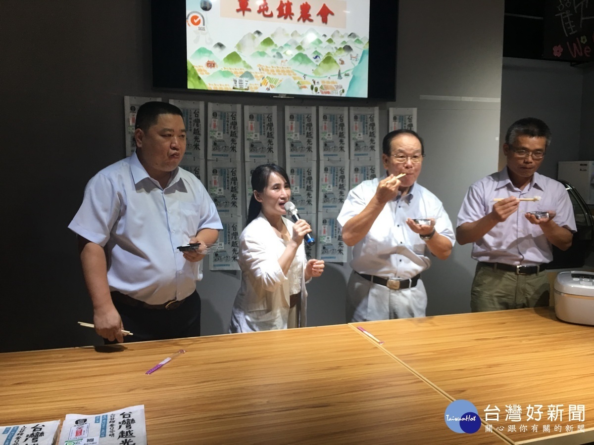 鈴木會長(右二)與大家品味台灣越光米的香Q。(記者扶小萍攝)