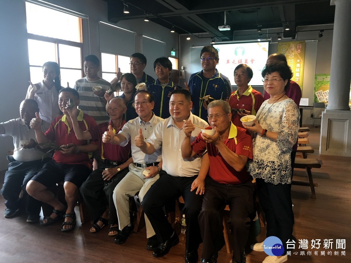 參與頒證儀式的農友及來賓都讚台灣越光米好吃。(記者扶小萍攝)