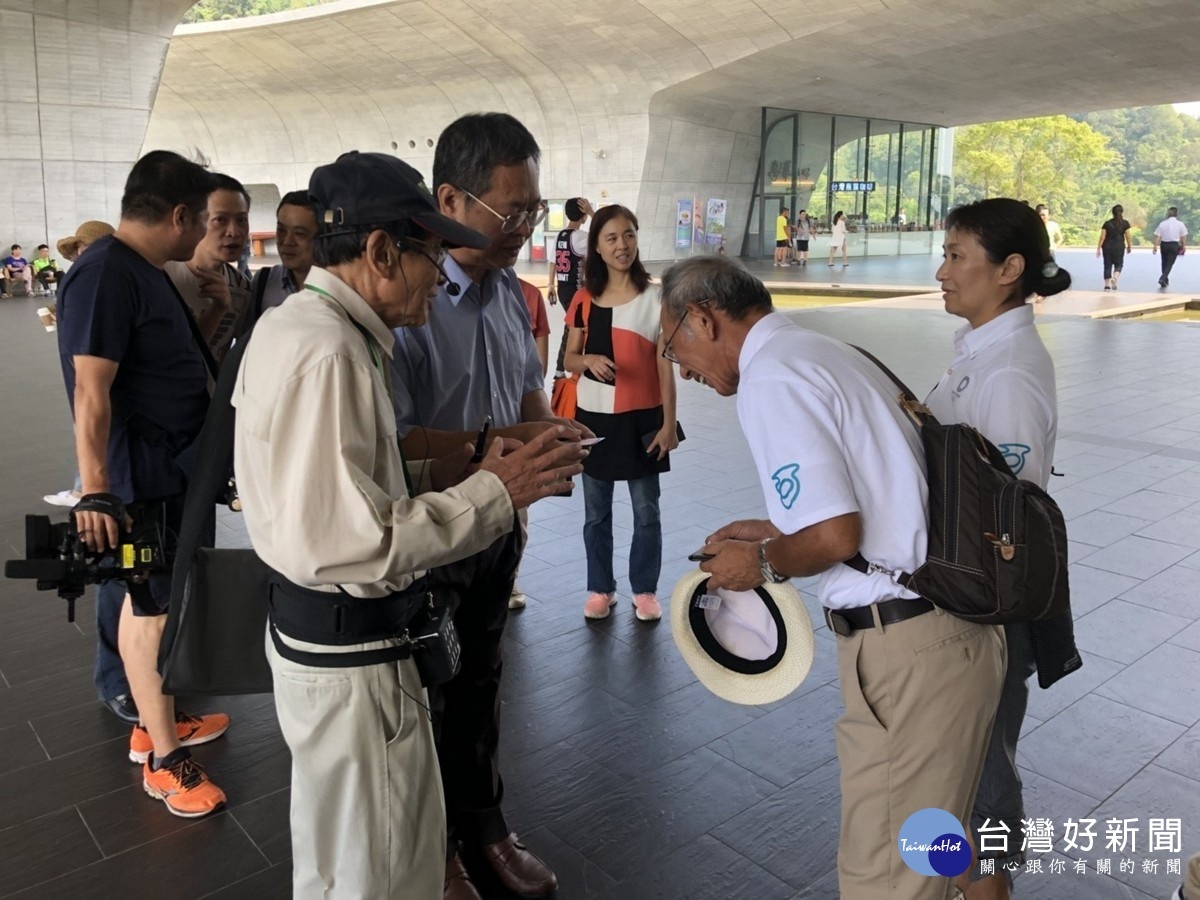 日本伊豆市議會前後任議長一行抵日月潭參訪,拜會日月潭國家風景區管理處,由該處秘書蘇翰章〈左2〉予以接待。