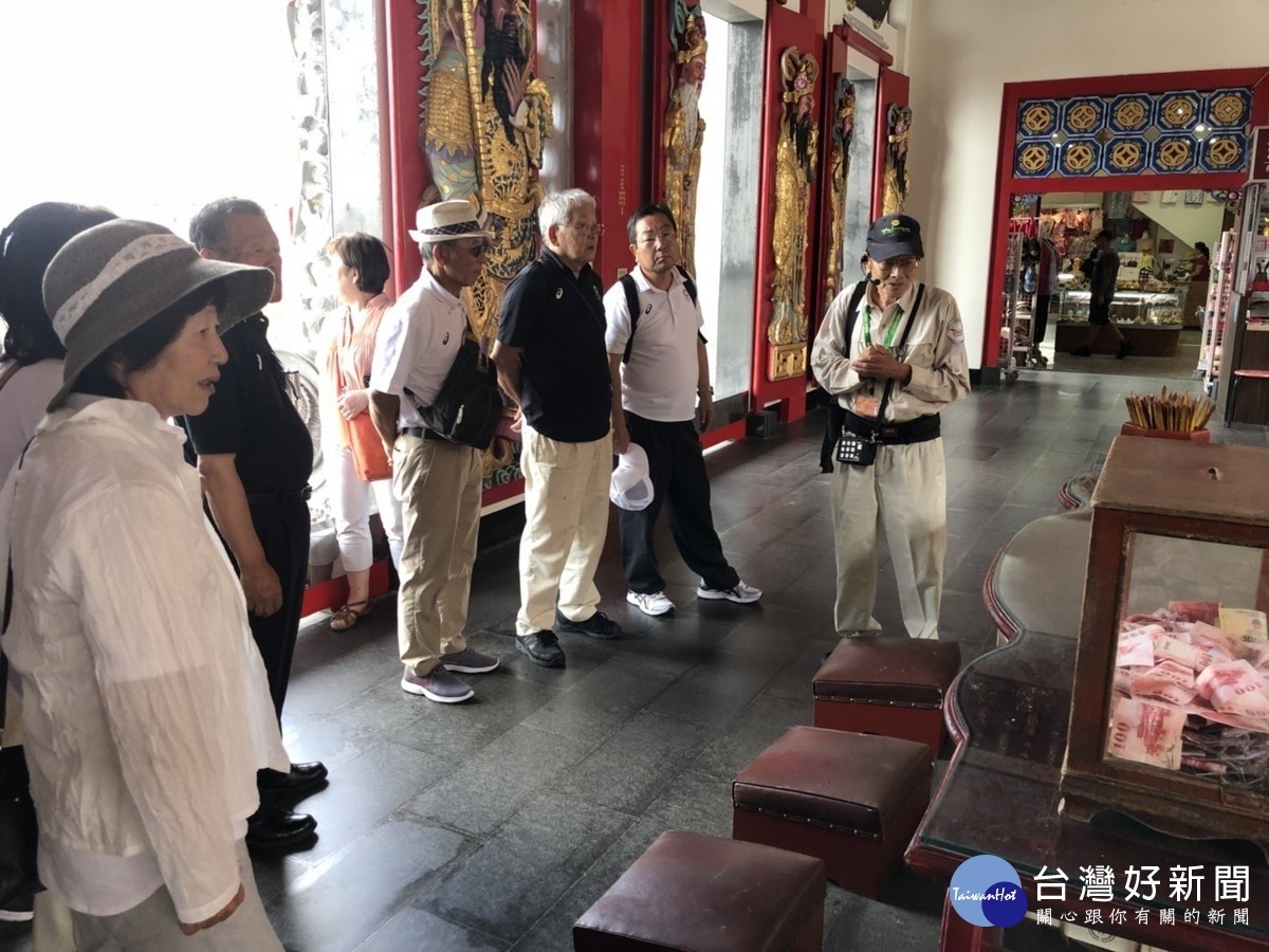 日本伊豆市議會前後任議長一行，參訪日月潭文武廟。