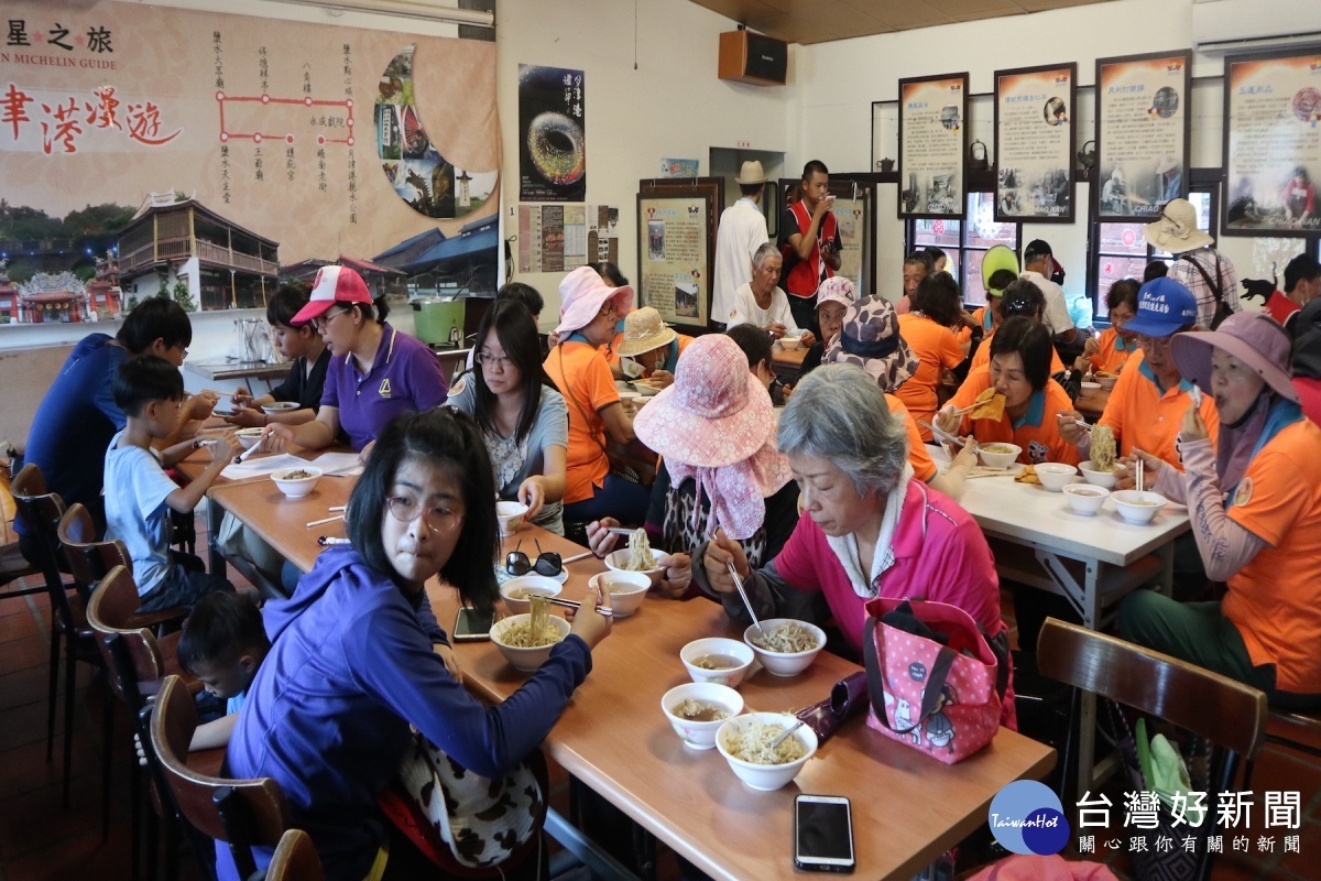 參與活動民眾在橋南老街的橋南美食咖啡，共啖鹽水意麵，品嘗在地美食。