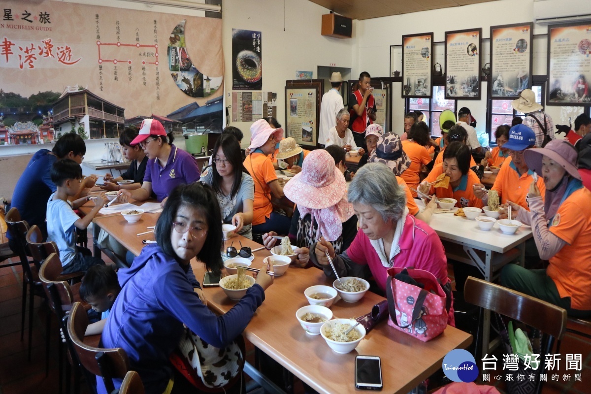 參與活動民眾在橋南老街的橋南美食咖啡,共啖鹽水意麵,品嘗在地美食。