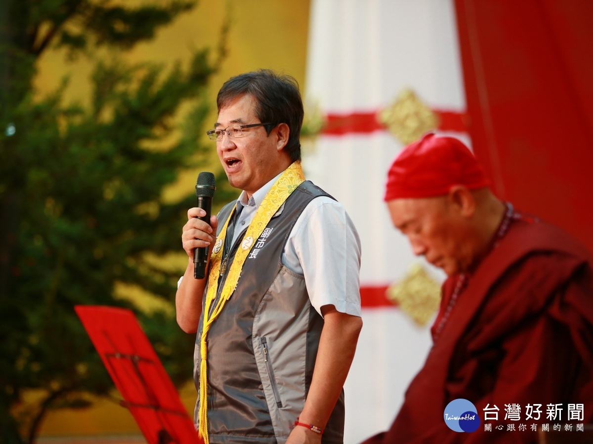 桃園市副市長游建華於靈鷲山水陸空大法會「送聖」儀式中致詞。(靈鷲山佛教教團提供)