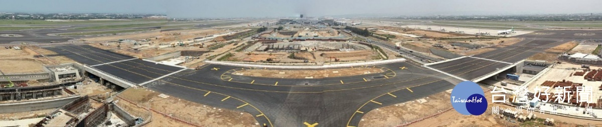 桃園機場公司表示，屬桃機第三航廈工程一環的W2滑行道，將於8月16日正式啟用，可望提升桃園機場空側運作效率。（圖／桃園機場公司）