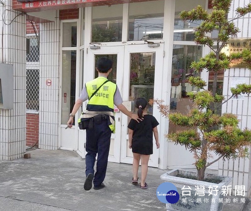 粗心爸爸於廟宇上完廁所後，忘記女兒沒上車就開走了，幸好北港警方伸出援手，協尋家屬平安帶回照料。