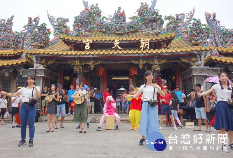 臺藝大國樂系於北港朝天宮快閃演奏,耳熟能詳、膾炙人口的音樂,成功吸引廟內外信徒與遊客聚集觀賞。