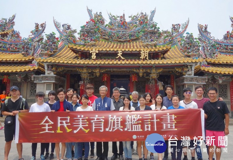 臺藝大國樂系於北港朝天宮快閃演奏,耳熟能詳、膾炙人口的音樂,成功吸引廟內外信徒與遊客聚集觀賞。
