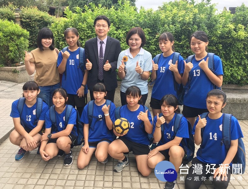 立委張麗善慰勉永年中學巧固球隊的小選手們,除協助籌足出國參賽的經費,更促成員榮醫院張克生院長認養球隊美事。