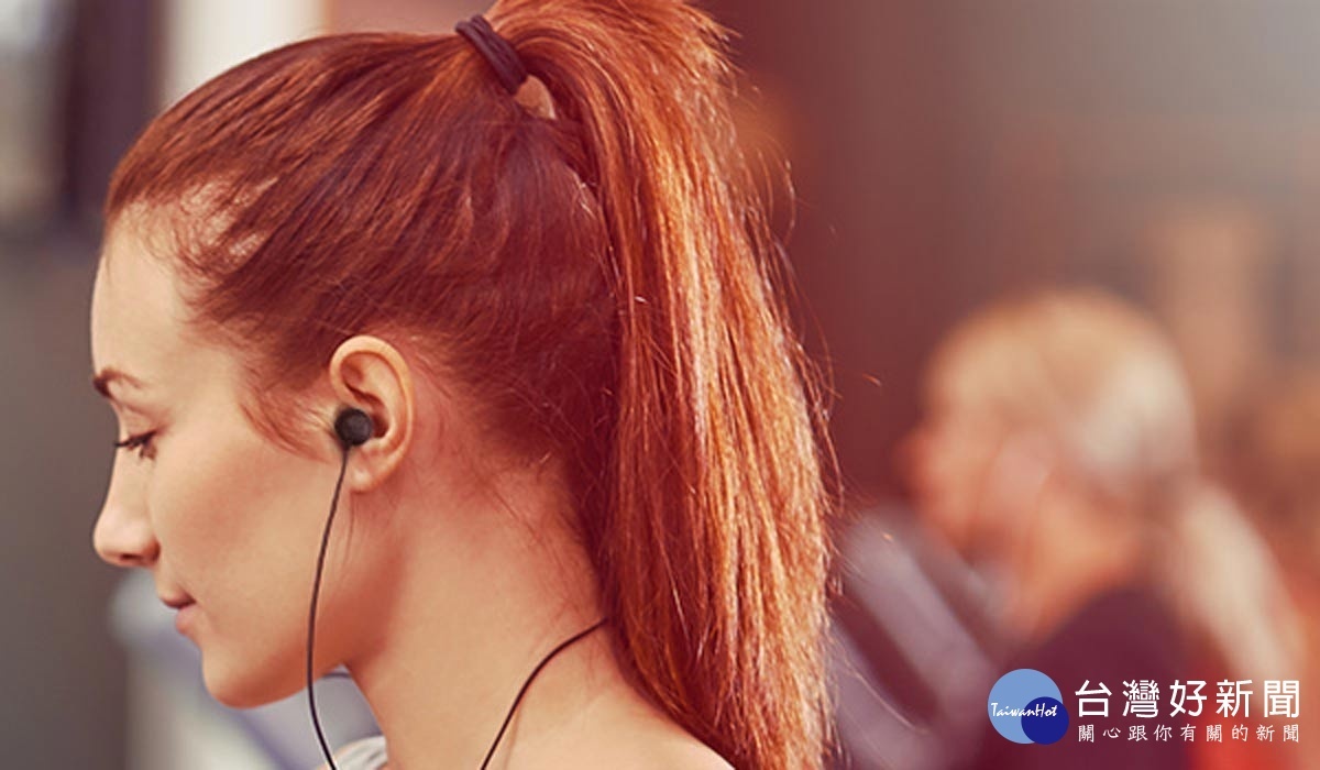 HTC USonic高音質耳機外型經過全球使用者測試，符合人體工學角度，賦予絕佳的聽覺享受。 （圖片來源：HTC）