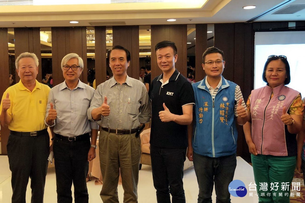 國民黨桃園市長參選人陳學聖偕同政策白皮書召集人邱文彥博士共同舉行「政策白皮書首部曲」記者會,提出「韌性城市‧新首都」的概念。