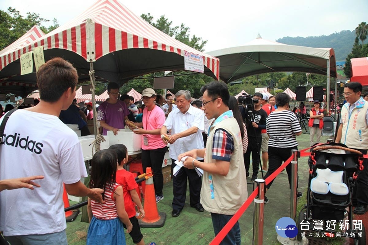 邱縣長發放國民美食供民眾品嚐。