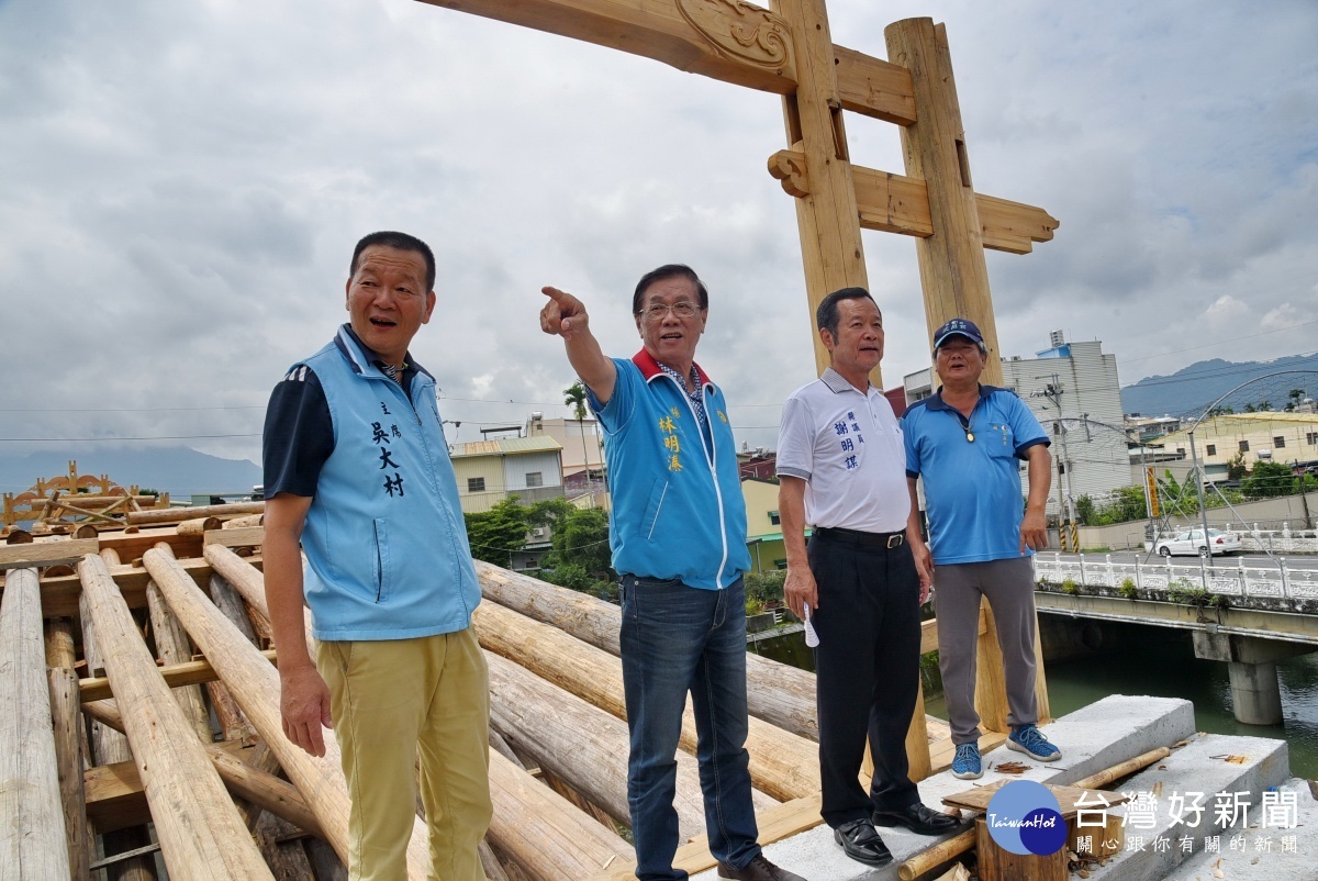 縣長林明溱等人前往集集鎮武昌宮,視察泰順廊橋工程進度,並慰問廊橋工藝師。