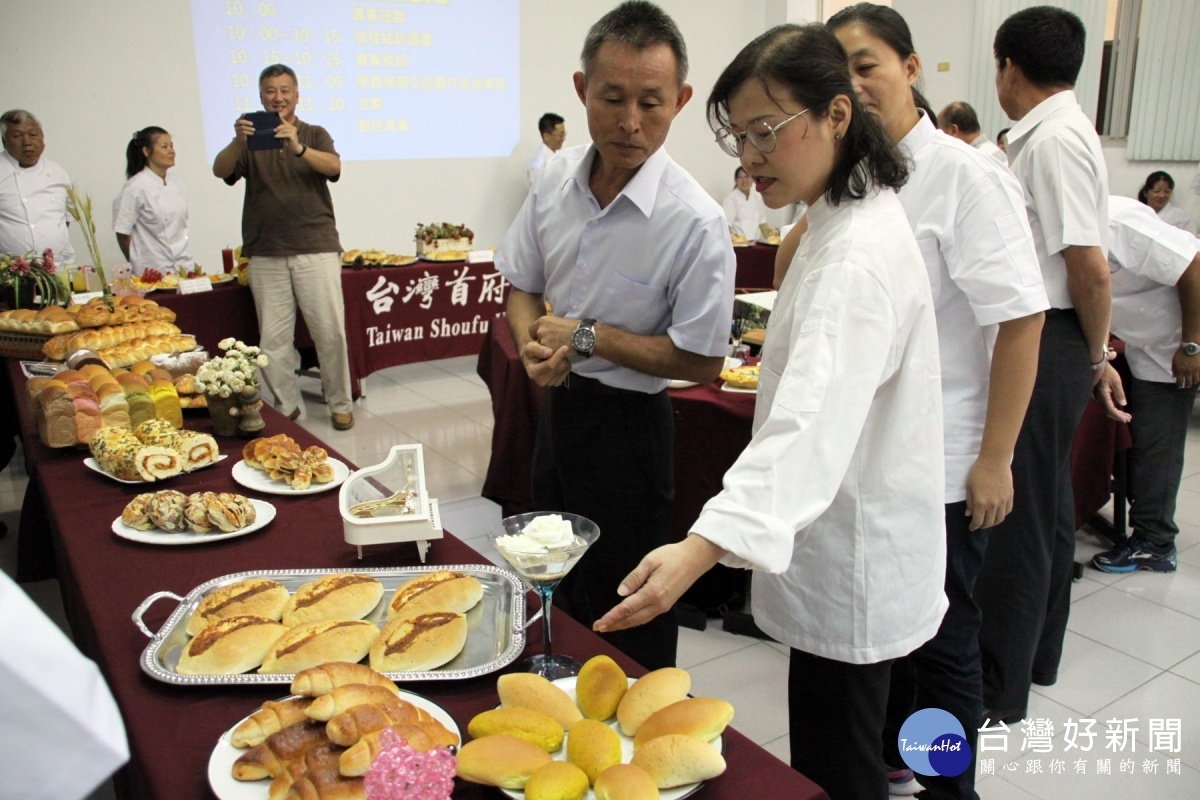 何興隆處長聽學員介紹作品。