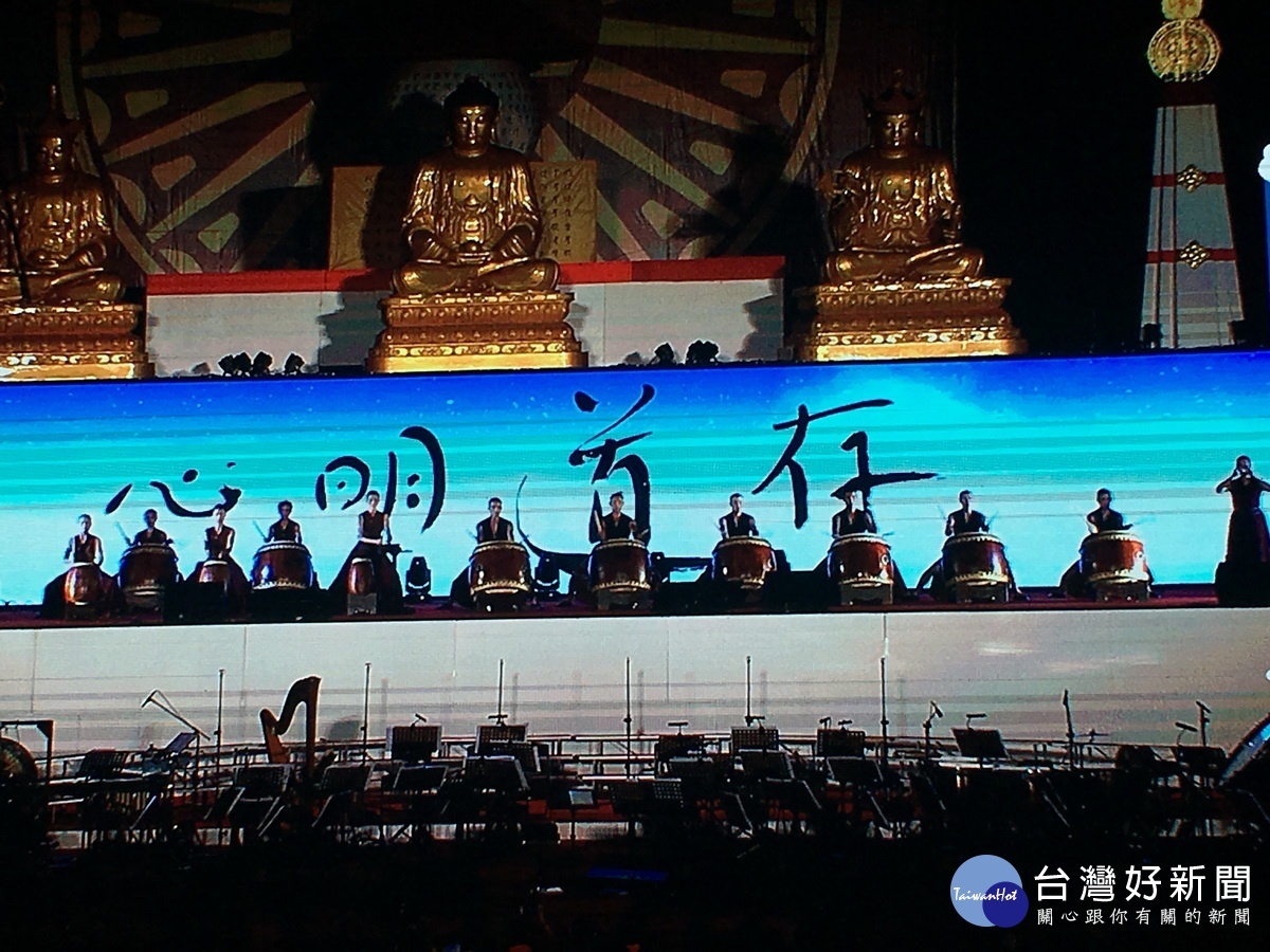 優人神鼓以撼動人心的鼓聲,結合心道法師的禪風墨寶,傳遞靈鷲山慈悲與禪的和平祈願。(靈鷲山佛教教團提供)