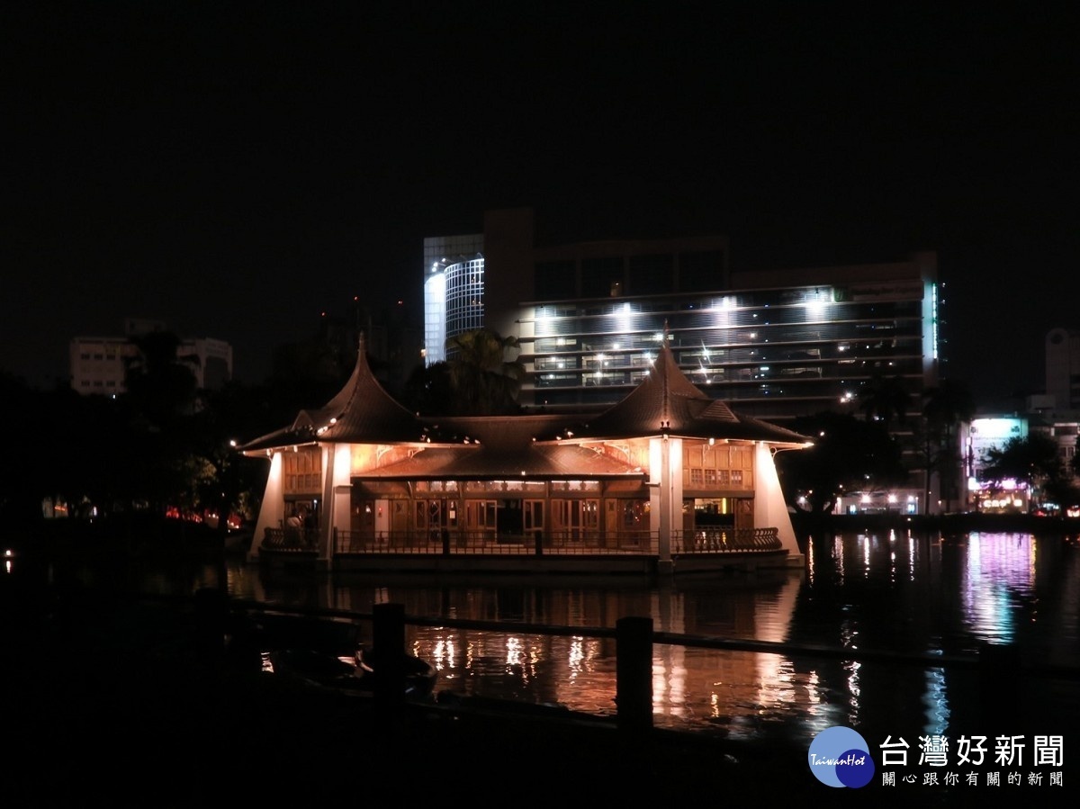 台中公園「湖心亭」屋簷滴水線加裝LED線條燈、下照筒燈，並在亭內裝設10至20瓦數的投光燈，夜間遠望猶如一座矗立湖中的美麗宮殿。（圖／台中市政府提供）