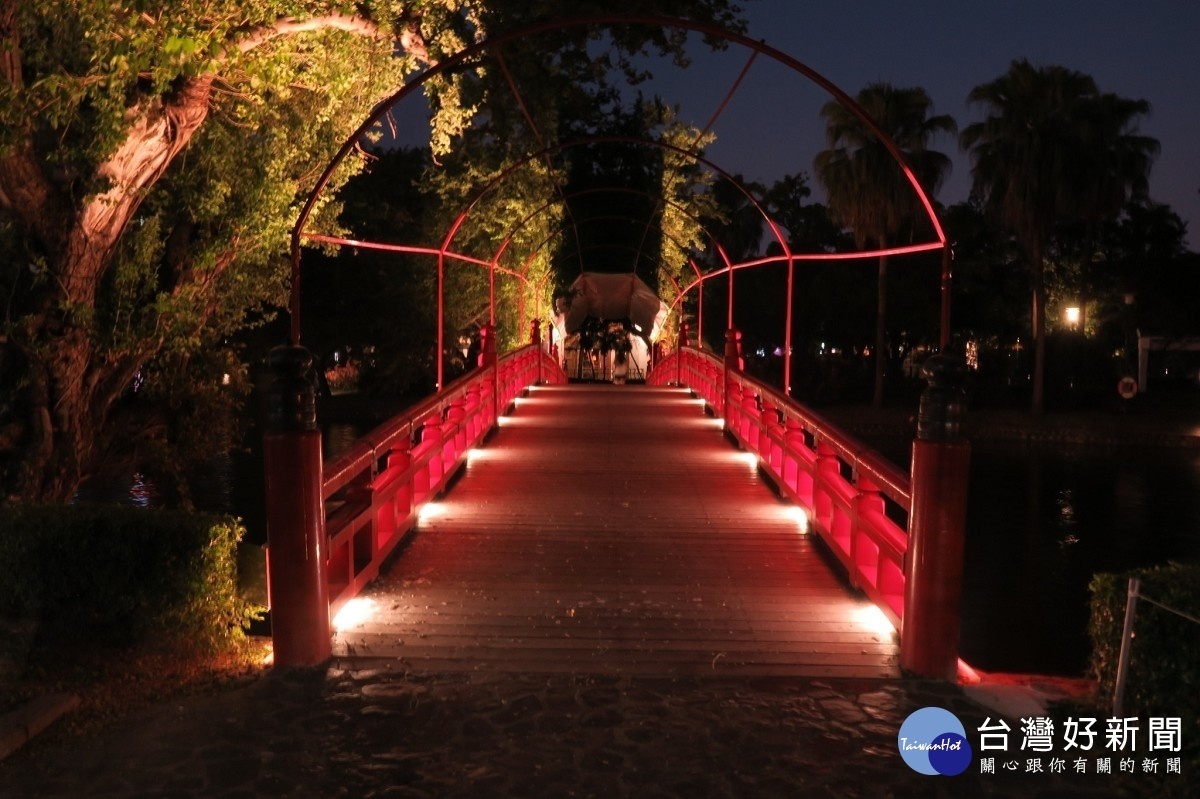中山橋安裝赭紅色的線條燈打亮橋面，橋底下兩側裝設投光燈，打亮牆底下紅色結構，看起來就像一座牛郎與織女相會的浪漫紅鵲橋（圖／台中市政府提供）