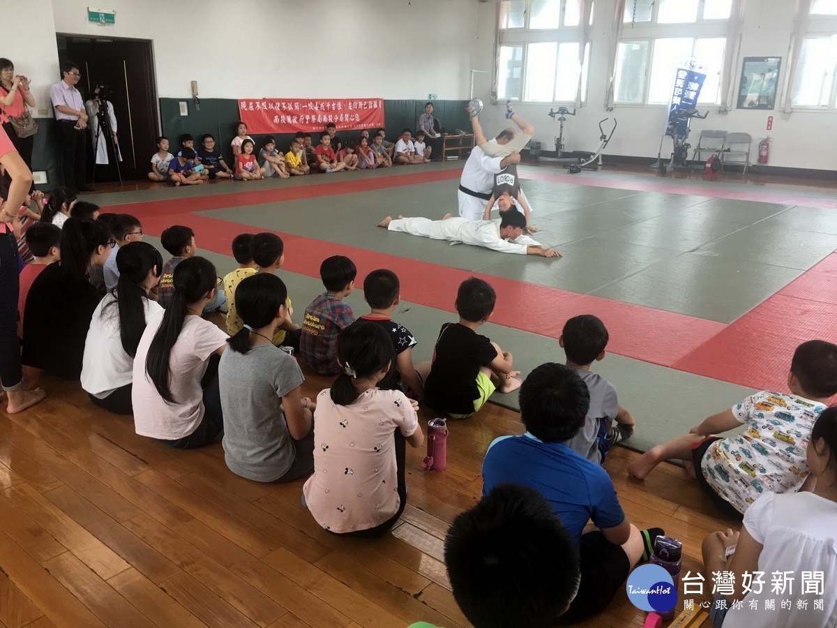 黃建成教官指導學童體驗柔道動作。(記者扶小萍攝)