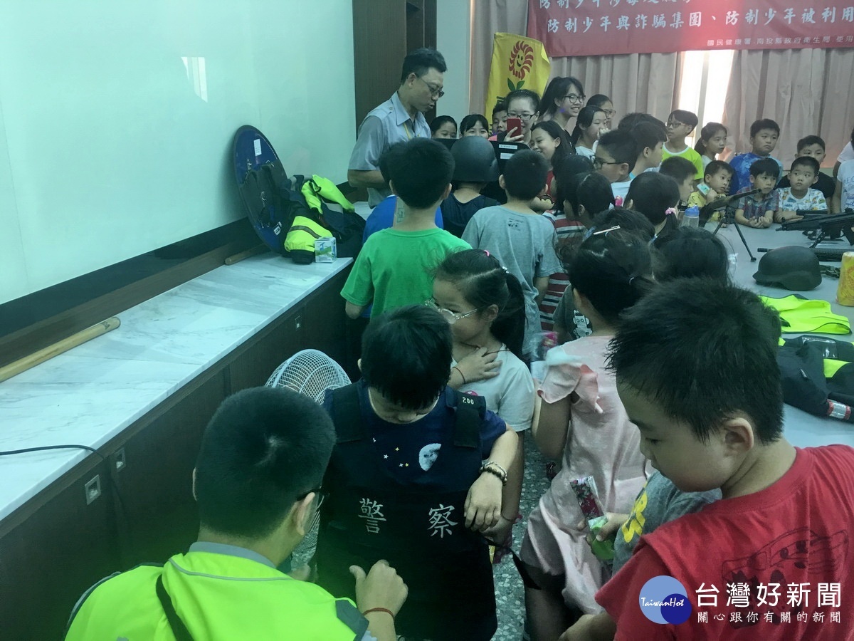 試穿防彈衣不少學童說長大要當警察。(記者扶小萍攝)