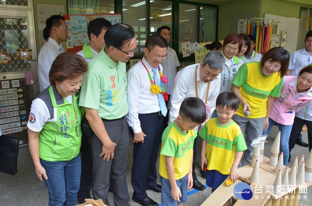副總總陳見人視察彰化，平和非營利幼兒園行程的學習角示範。