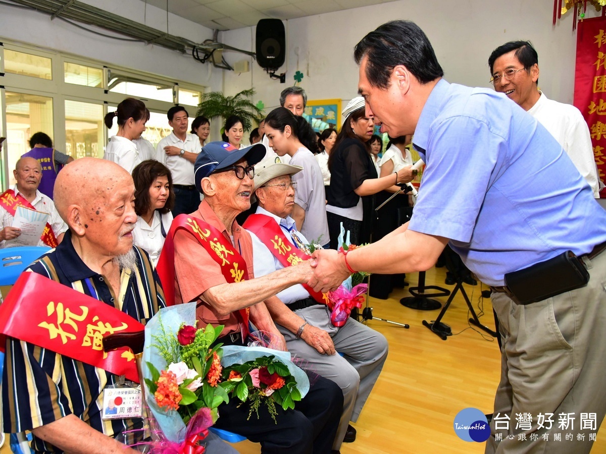 國民黨桃園市長參選人陳學聖出席「紀念抗戰勝利73周年暨823砲戰60周年~向榮家參戰老兵致敬感恩巡演活動」向老兵們致敬。