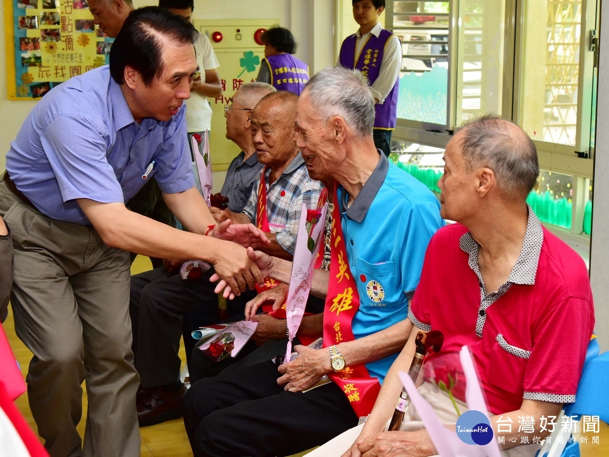 國民黨桃園市長參選人陳學聖出席「紀念抗戰勝利73周年暨823砲戰60周年~向榮家參戰老兵致敬感恩巡演活動」向老兵們致敬。