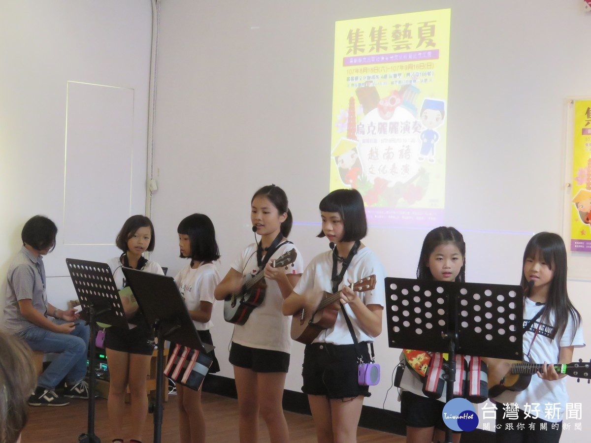 集集藝夏,學童展現暑期研習成果-烏克麗麗彈唱。