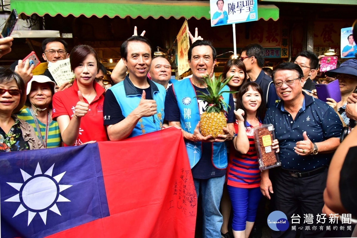 在熱情民眾的擁簇下,馬英九逐一與民眾握手寒喧。