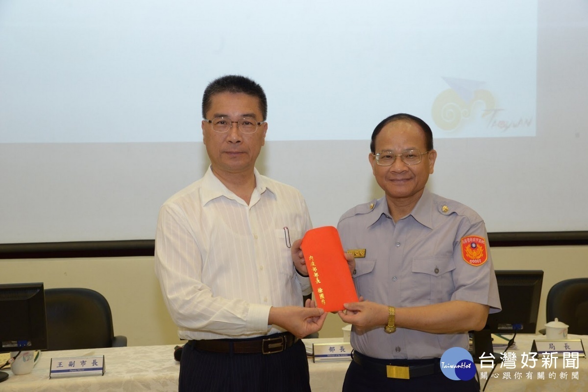 內政部部長徐國勇除聽取警察局長黎文明的工作簡報外,並頒發慰問金,鼓舞同仁士氣。