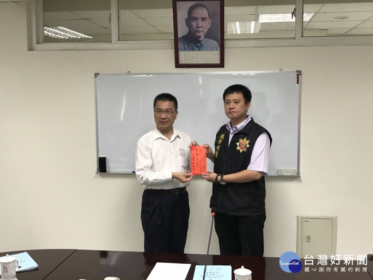 內政部部長徐國勇頒發慰問金,鼓舞同仁士氣。