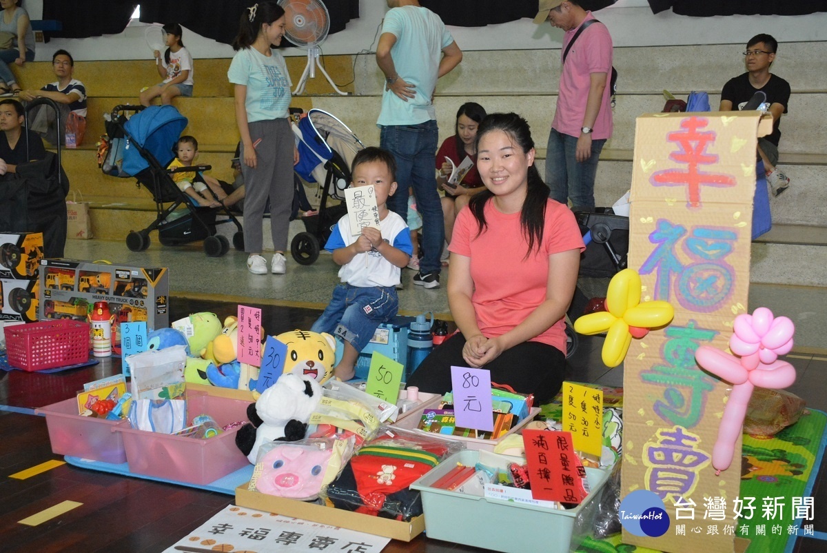 親子市集中現場擺攤民眾。