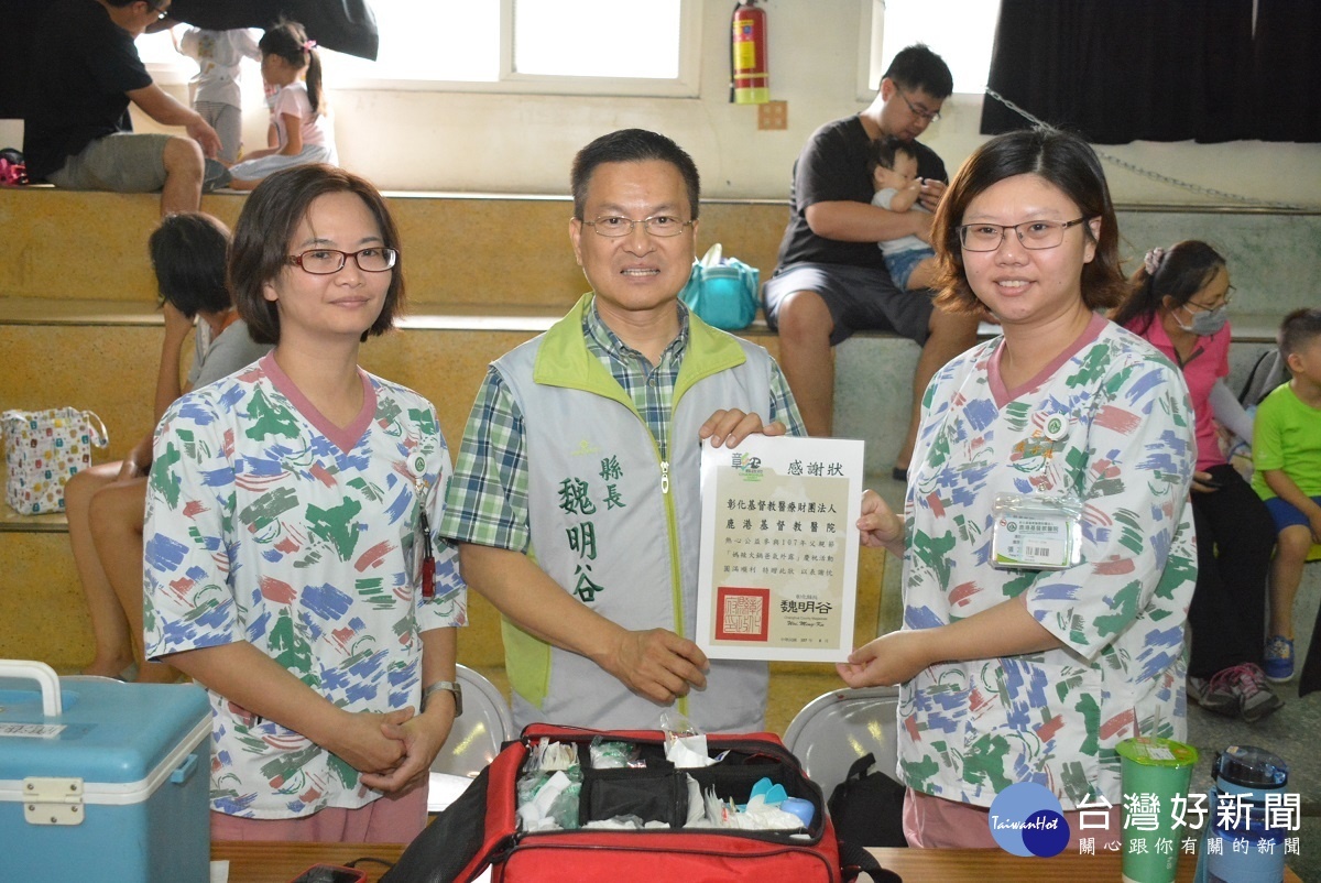 親子市集活動中,縣長魏明谷致贈感謝狀感謝各單位。